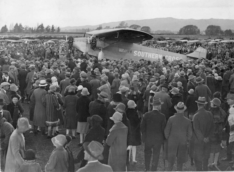 Image: Crowd welcoming the aeroplane Southern Cross, Wigram