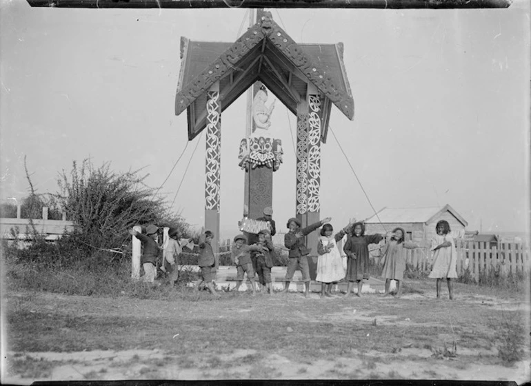 Image: Statue of Queen Victoria at Ohinemutu