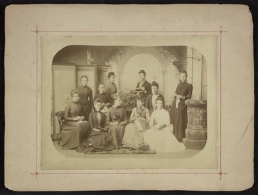 Image: Group portrait of the Pickwick Knitting Club