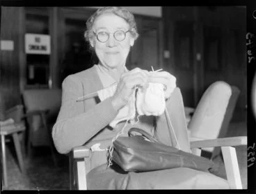 Image: Unidentified woman knitting at Harry Squires Hostel, Wellington