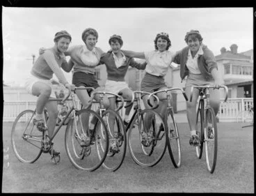 Image: Women cyclists, Bobbie Bolland, Mary Gosse, Joy Williamson, Bev Hefford, Janet Gosse