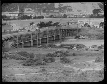 Image: The old pipe bridge across the Hutt River, Petone, Lower Hutt
