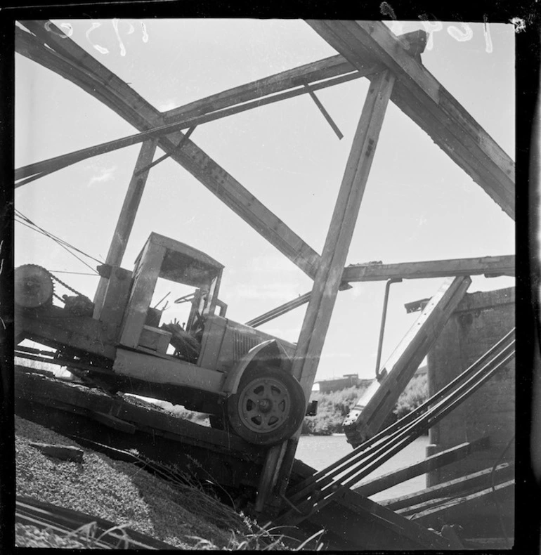 Image: Truck and collapsed bridge, Hutt River