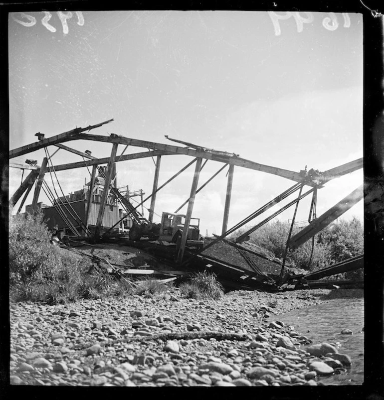 Image: Truck and collapsed bridge, Hutt River