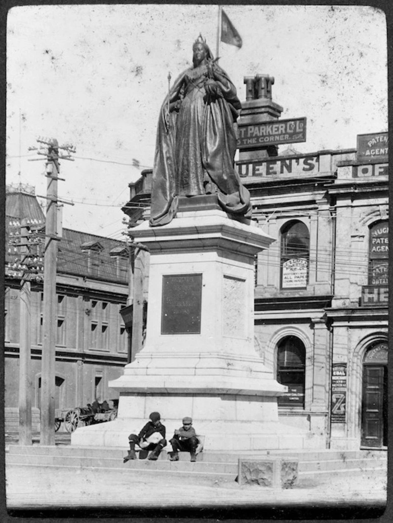 Image: Statue of Queen Victoria, Post Office Square, Wellington