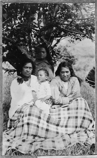 Image: Wives and children of Rua Kenana Hepetipa