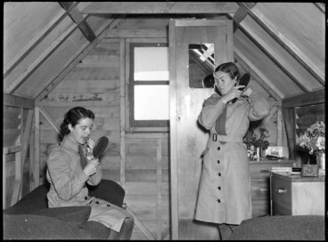Image: Women army personnel in their hut in Miramar, Wellington, during World War II