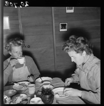 Image: Land girls having breakfast, Mangaorapa, Hawke's Bay