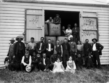 Image: Group of men at Pihautea Station