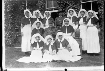 Image: The matron, sisters and commanding officers at Oatlands Park auxiliary hospital, England, World War I