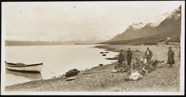 Image: Creator unknown : Photograph of a hunting party at Lake Hawea