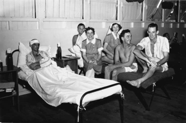 Image: Nursing staff and wounded soldiers of the 2nd New Zealand Expeditionary Force in the Pacific at the 4th General Hospital in New Caledonia