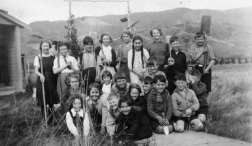 Image: School children with gardening tools, Mangaroa, Upper Hutt, Wellington