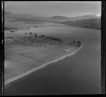 Image: Lake Te Anau and Te Anau township