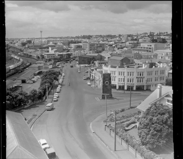 Image: Intersection of St Aubyn and Queen Streets, New Plymouth, showing the cenotaph and St Aubyn Chambers