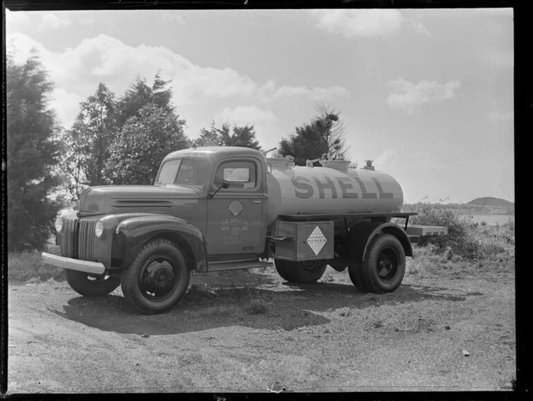 Image: Shell Company Ford fuel truck