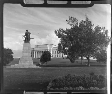 Image: Auckland War Memorial Museum, including Robert Burns statue in the foreground