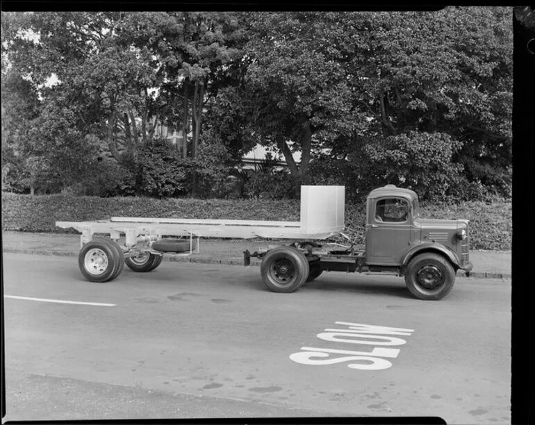 Image: Truck with pivoting flatbed