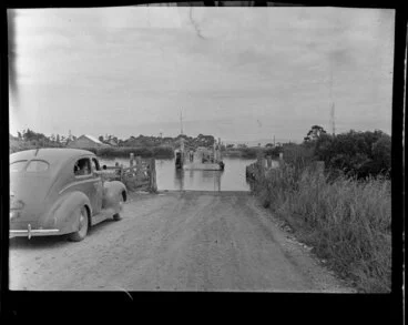 Image: Pipiroa ferry crossing the Piako River with a car on board, Waikato