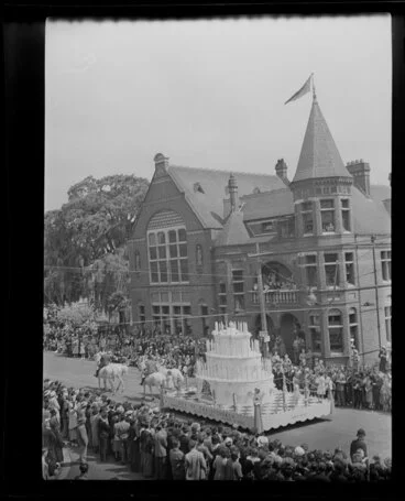 Image: Christchurch Centennial celebrations, City of Christchurch birthday cake float in the parade
