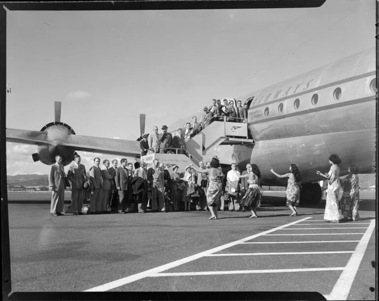 Image: Passengers met off the aircraft by dancers, Honolulu, Hawaii