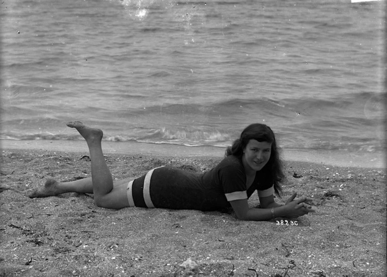 Image: Women in bathing costume lying on a beach