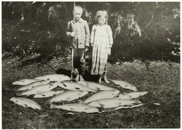 Image: Maori children by a catch of trout