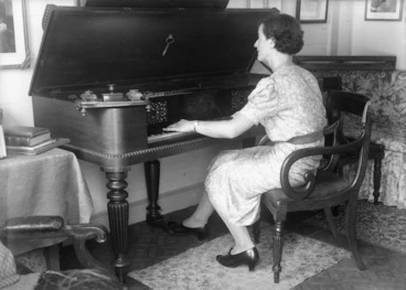 Image: Woman playing the spinet