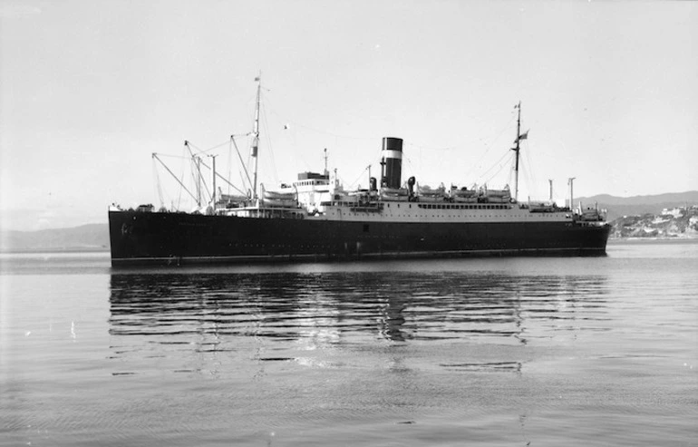 Image: Immigrant ship Captain Cook in Wellington Harbour