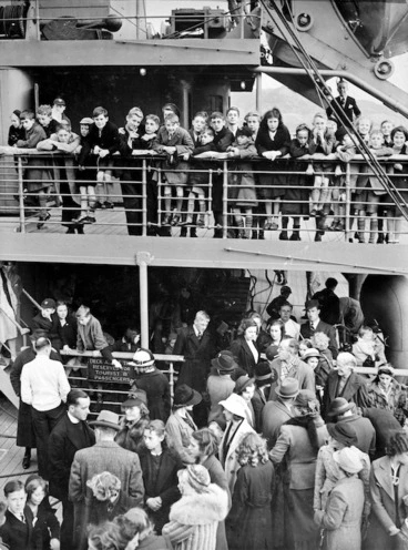 Image: British children arriving on board the ship Rangitata
