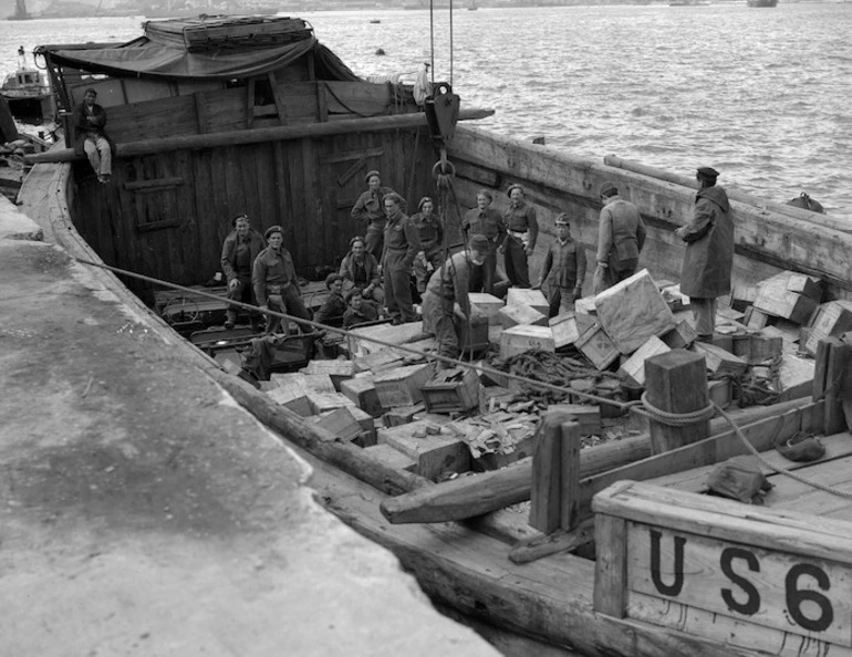 Image: Japanese labourers unload stores at Kure while New Zealanders look on