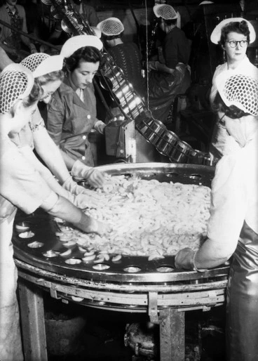 Image: Women canning peaches at the Wattie's factory in Hastings