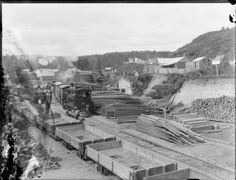 Image: Kakahi Sawmill, Taumarunui, showing train and piles of timber