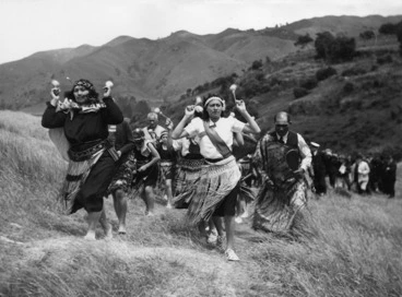 Image: Unidentified Maori group with poi, performing at the unveiling of the Tasman Memorial at Tarakohe, during the Tasman tercentennial celebrations
