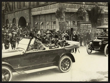 Image: Creator unknown :Photograph of the Prince of Wales being driven through an Auckland street, during his 1920 visit