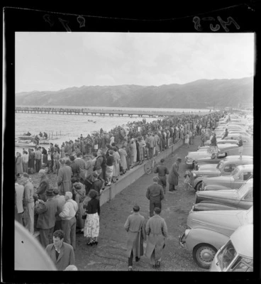 Image: Crowds of spectators and cars lined up along the beach for the speedboat regatta, Petone