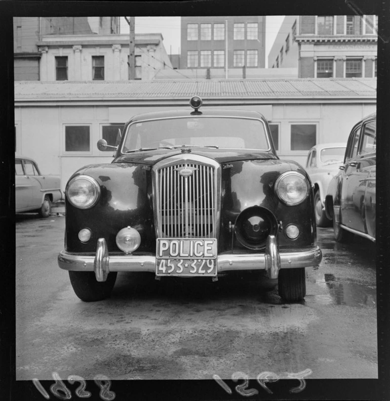 Image: Police car with new plate