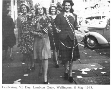 Celebrating VE Day, Lambton Quay, Wellington, 8 May 1945 Image: Celebrating VE Day, Lambton Quay, Wellington, 8 May 1945
