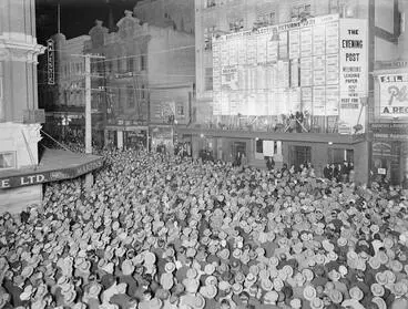 Image: Wellington crowds on election night, 1931