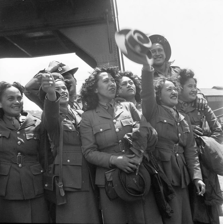 Image: Maori WAACs welcome the Maori Battalion