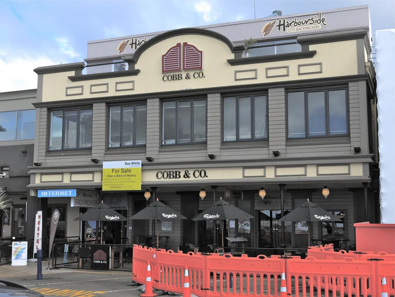 Image: Cobb & Co, 105 The Strand