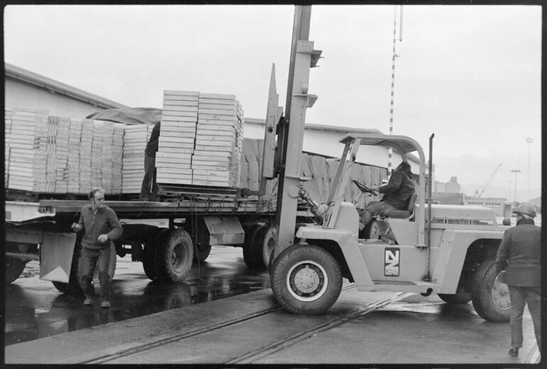 Image: Loading kiwifruit at port