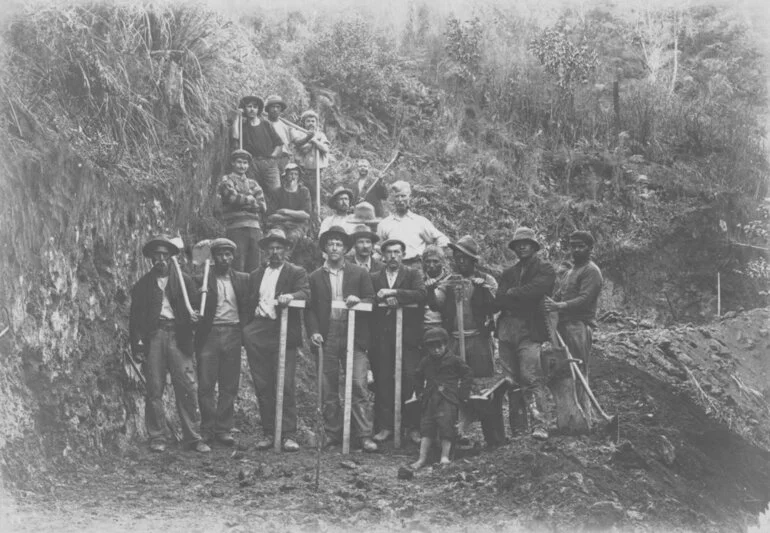 Image: Workers on Kaimai Road 1906-1915