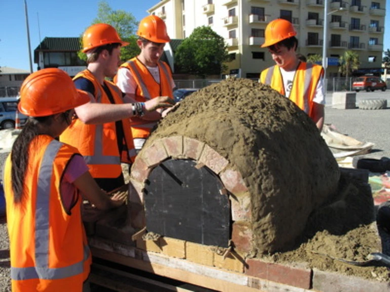 Image: Dishing the Earth: Pizzeria earth building workshop Photograph 12