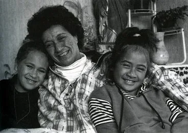 Single mothers and paid work Image: Single mothers and paid work