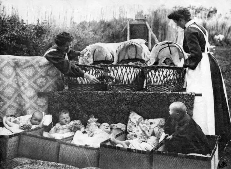 Image: Outdoor babies, early 1900s