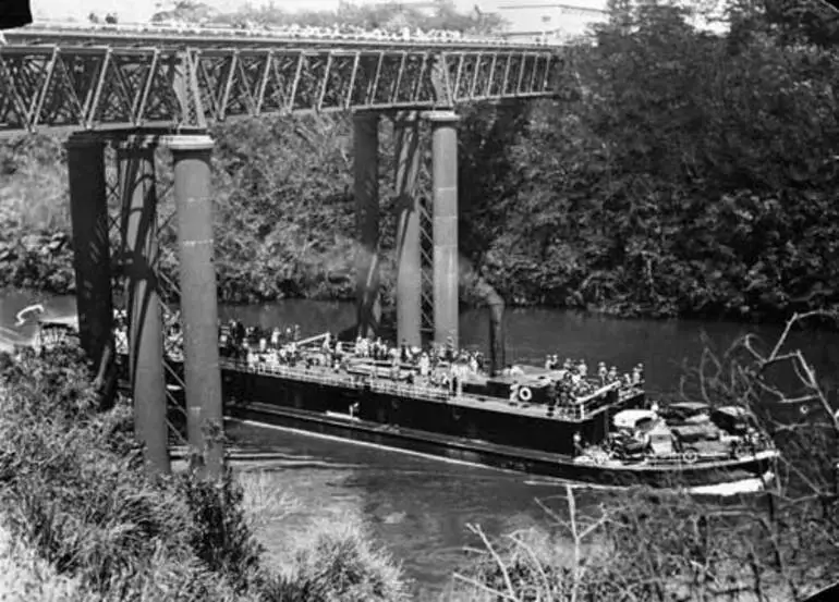 Image: Paddle steamer