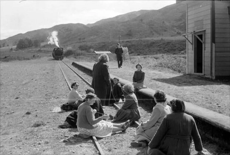 Image: Kiwi railway station: 1955 protesters