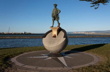 Image: James Cook: Cook statue on waterfront