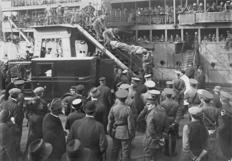 Image: Invalided soldiers return